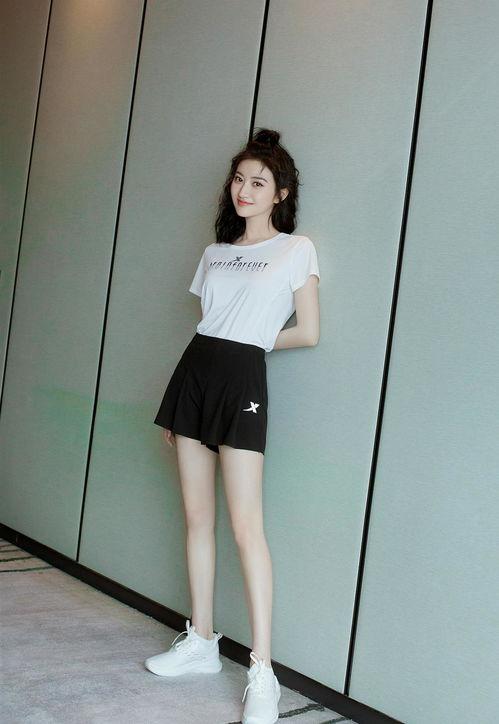 同学穿白色亲丝袜视频,同学白色丝袜穿搭视频集锦