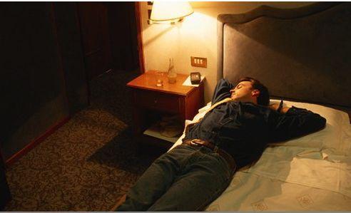 和老公裸睡到半夜,揭秘亲密关系中的温馨瞬间