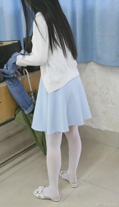 小学生脱白丝袜的视频,小学生脱白丝袜萌态百出